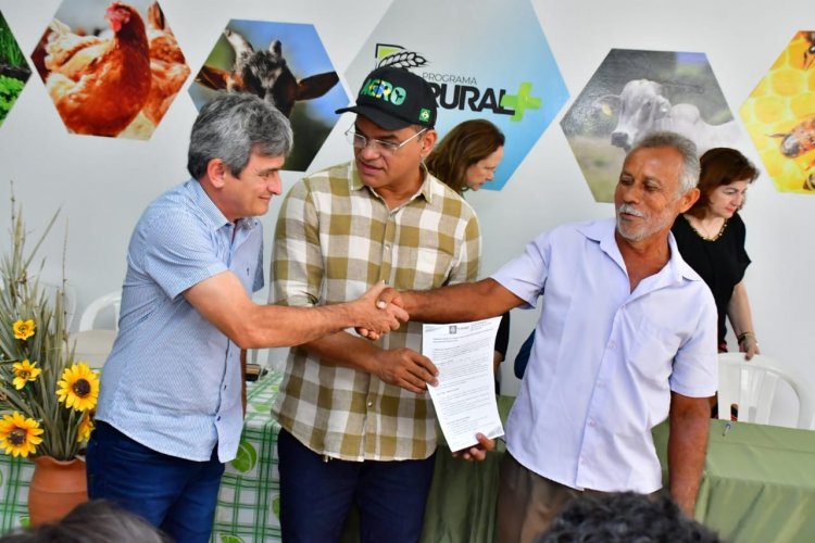 Prefeitura de Floriano entrega vinte ovelhas  a criadores rurais do município