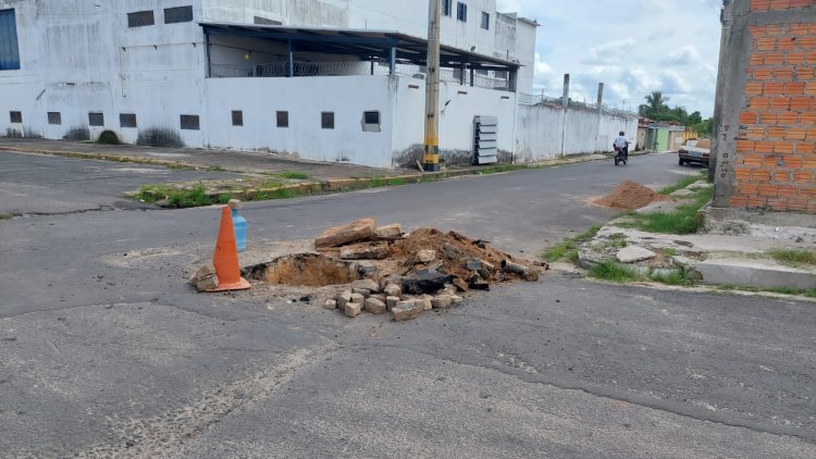 Floriano executa serviços de iluminação no campo e tapa buracos na cidade