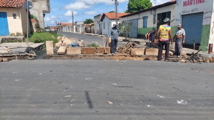 Floriano executa serviços de iluminação no campo e tapa buracos na cidade