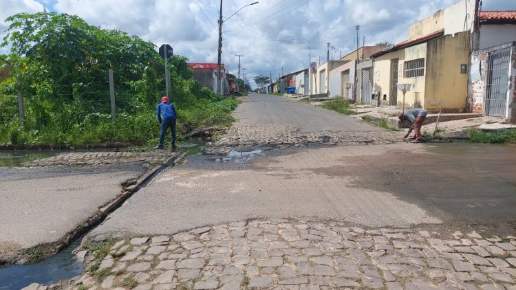 Floriano executa serviços de iluminação no campo e tapa buracos na cidade