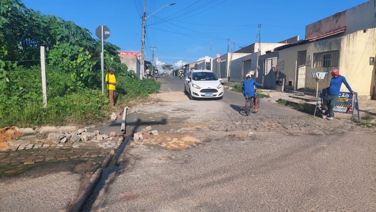 Floriano executa serviços de iluminação no campo e tapa buracos na cidade