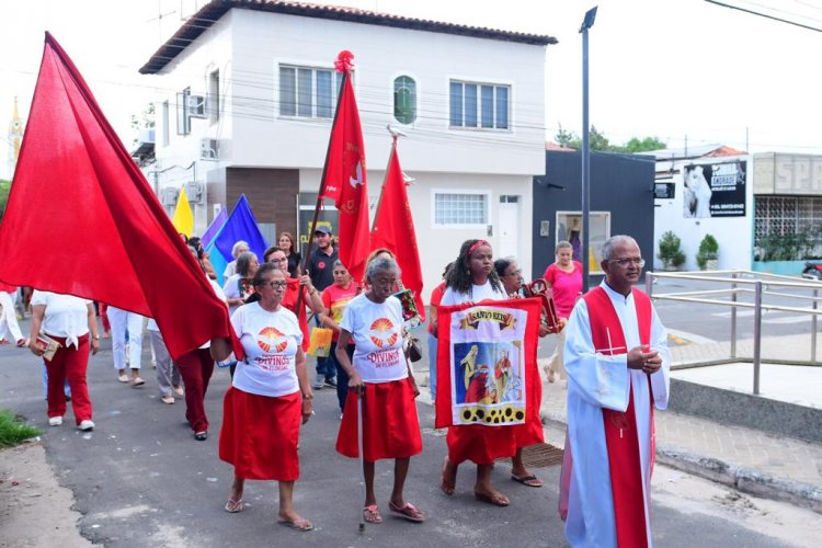 Tradições católica e popular se unem para as festas do Divino Espírito Santo