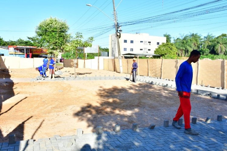 Prefeito de Floriano visita o canteiro de obras da praça em frente a Uespi