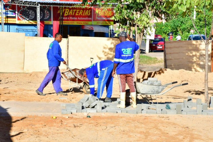 Prefeito de Floriano visita o canteiro de obras da praça em frente a Uespi