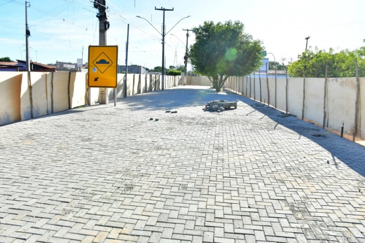 Prefeito de Floriano visita o canteiro de obras da praça em frente a Uespi