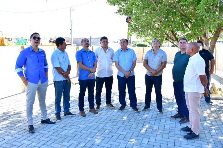 Prefeito de Floriano visita o canteiro de obras da praça em frente a Uespi