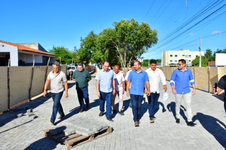 Prefeito de Floriano visita o canteiro de obras da praça em frente a Uespi