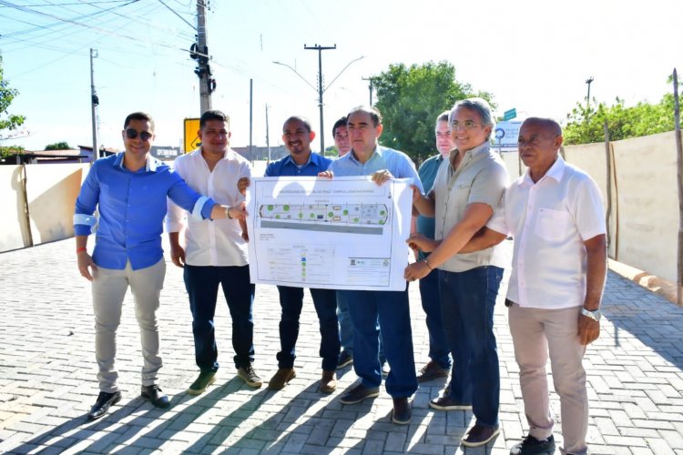 Prefeito de Floriano visita o canteiro de obras da praça em frente a Uespi