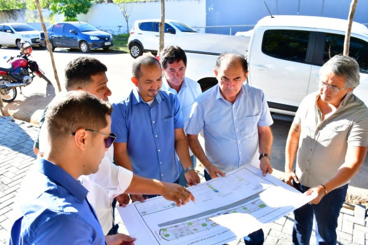 Prefeito de Floriano visita o canteiro de obras da praça em frente a Uespi