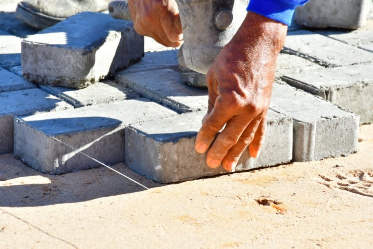 Prefeito de Floriano visita o canteiro de obras da praça em frente a Uespi