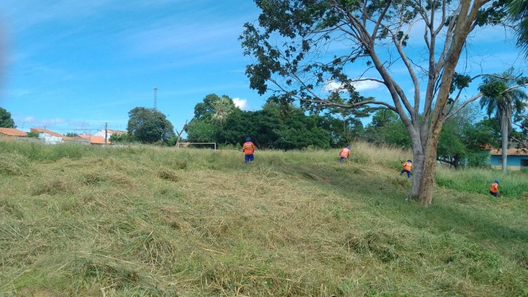 Floriano: Infraestrutura e Esportes iniciam roço e capina nos campos de várzea da cidade