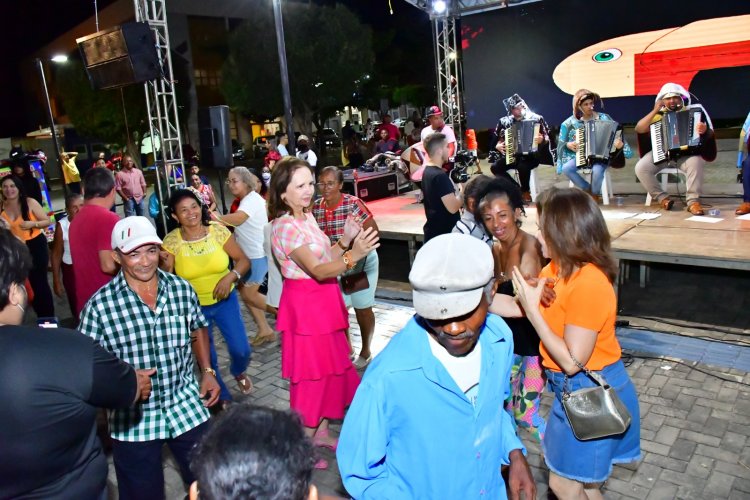 Prefeitura de Floriano promove apresentação da Orquestra Canta Luiz em praça pública