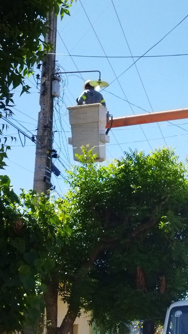 Infraestrutura de Floriano faz manutenção contínua com tapa-buracos nas ruas e iluminação pública