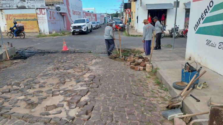 Infraestrutura de Floriano faz manutenção contínua com tapa-buracos nas ruas e iluminação pública