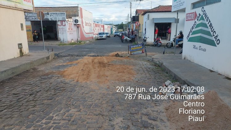 Infraestrutura de Floriano faz manutenção contínua com tapa-buracos nas ruas e iluminação pública