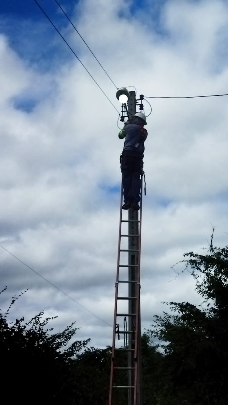 Infraestrutura de Floriano faz manutenção contínua com tapa-buracos nas ruas e iluminação pública