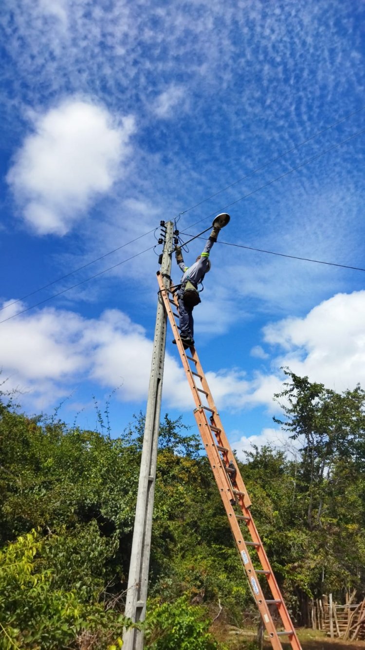 Infraestrutura de Floriano faz manutenção contínua com tapa-buracos nas ruas e iluminação pública