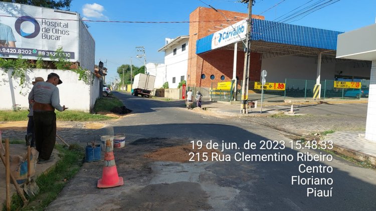 Infraestrutura de Floriano faz manutenção contínua com tapa-buracos nas ruas e iluminação pública