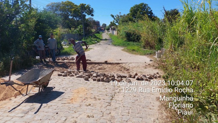 Infraestrutura de Floriano faz manutenção contínua com tapa-buracos nas ruas e iluminação pública