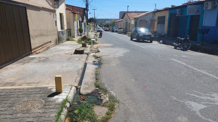 Infraestrutura de Floriano faz manutenção contínua com tapa-buracos nas ruas e iluminação pública