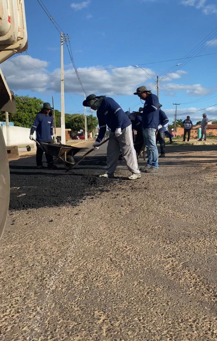 Prefeitura de Floriano retoma operação tapa-buraco com massa asfáltica