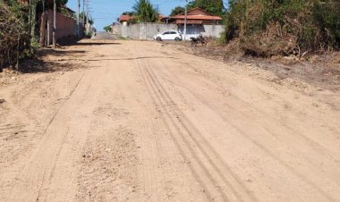 Infraestrutura faz melhoramentos com piçarra em ruas do Cajueiro II e Alto da Cruz