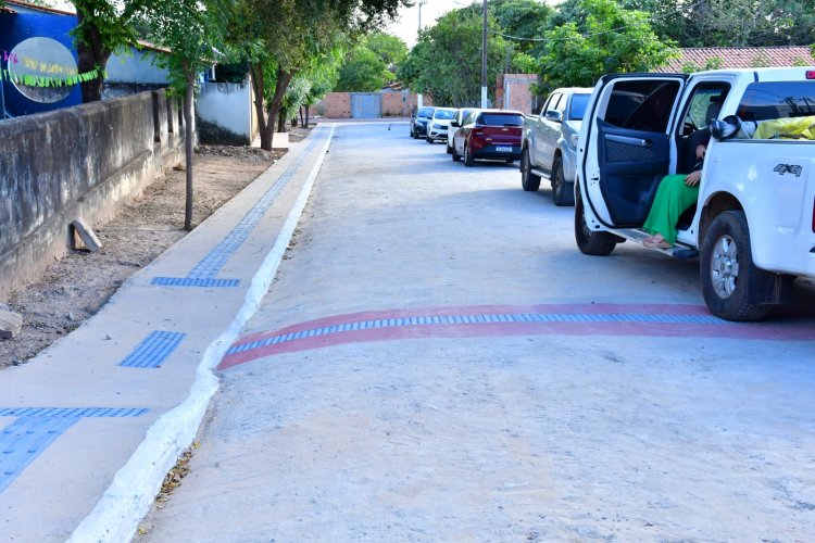 Bairro Nossa Senhora da Guia ganha calçamento do Programa Avançar Cidades