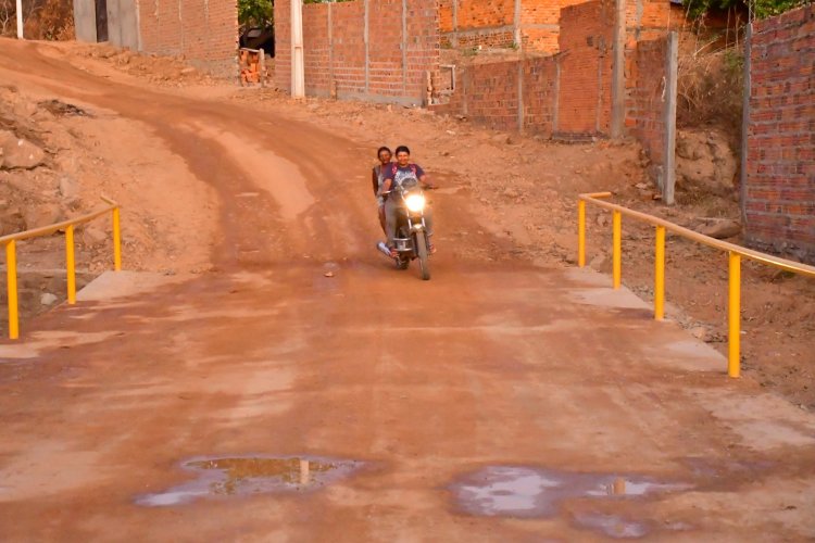 Prefeitura de Floriano entrega passagem molhada que dá acesso a localidade Bom Jardim