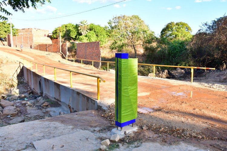 Prefeitura de Floriano entrega passagem molhada que dá acesso a localidade Bom Jardim