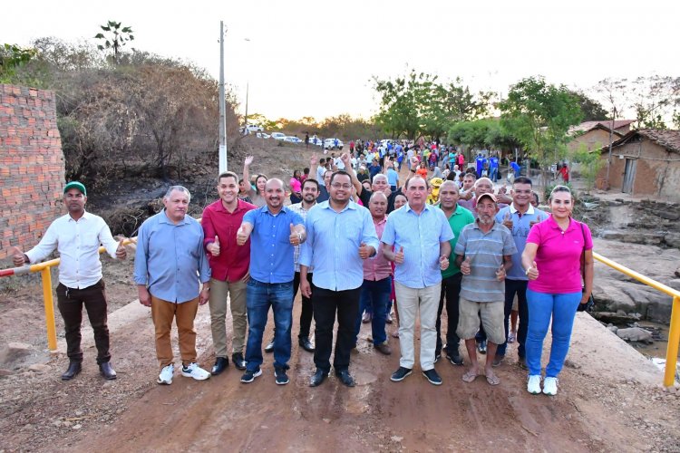 Prefeitura de Floriano entrega passagem molhada que dá acesso a localidade Bom Jardim