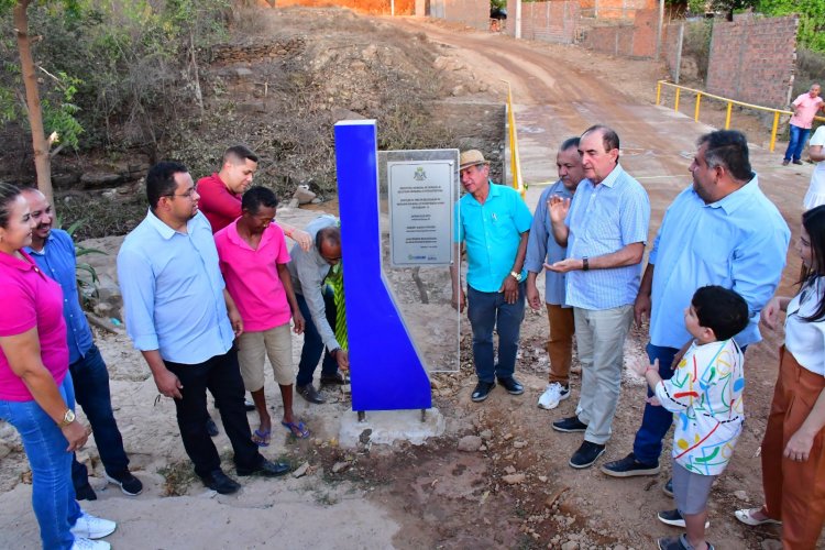 Prefeitura de Floriano entrega passagem molhada que dá acesso a localidade Bom Jardim