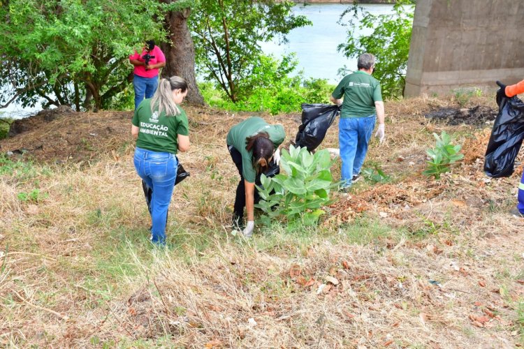 SEMAN realiza mutirão de limpeza nas margens do Rio Parnaíba