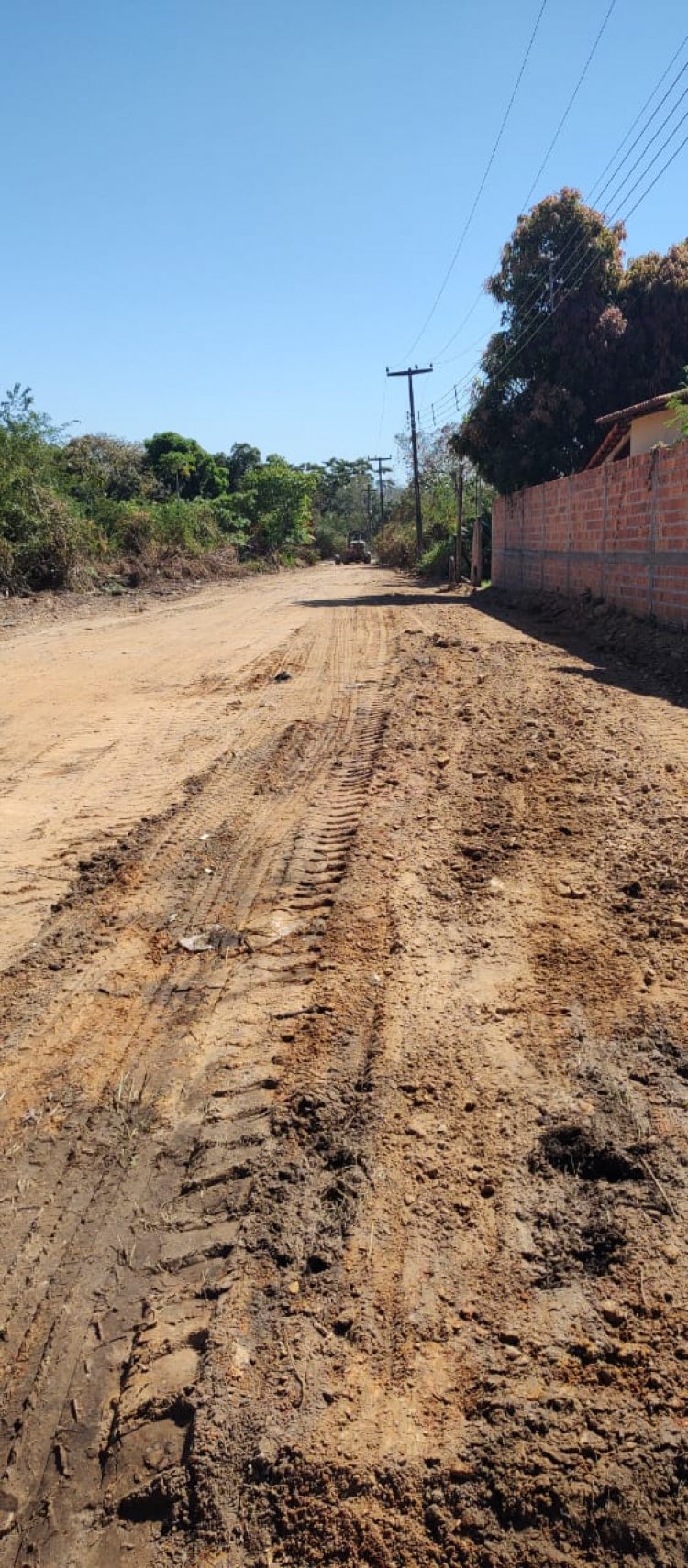 Infraestrutura faz melhoramentos com piçarra em ruas do Cajueiro II e Alto da Cruz