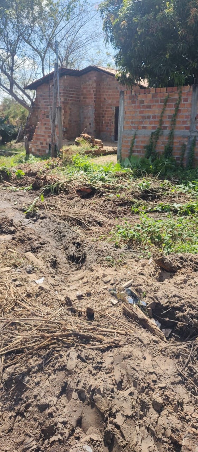 Infraestrutura faz melhoramentos com piçarra em ruas do Cajueiro II e Alto da Cruz