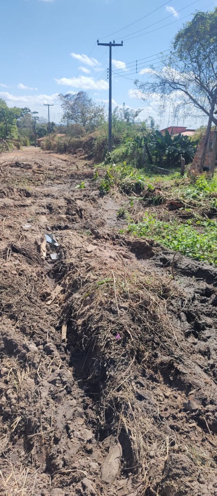 Infraestrutura faz melhoramentos com piçarra em ruas do Cajueiro II e Alto da Cruz