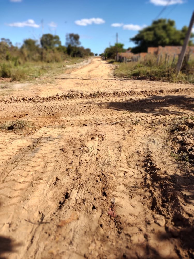 Infraestrutura faz melhoramentos com piçarra em ruas do Cajueiro II e Alto da Cruz