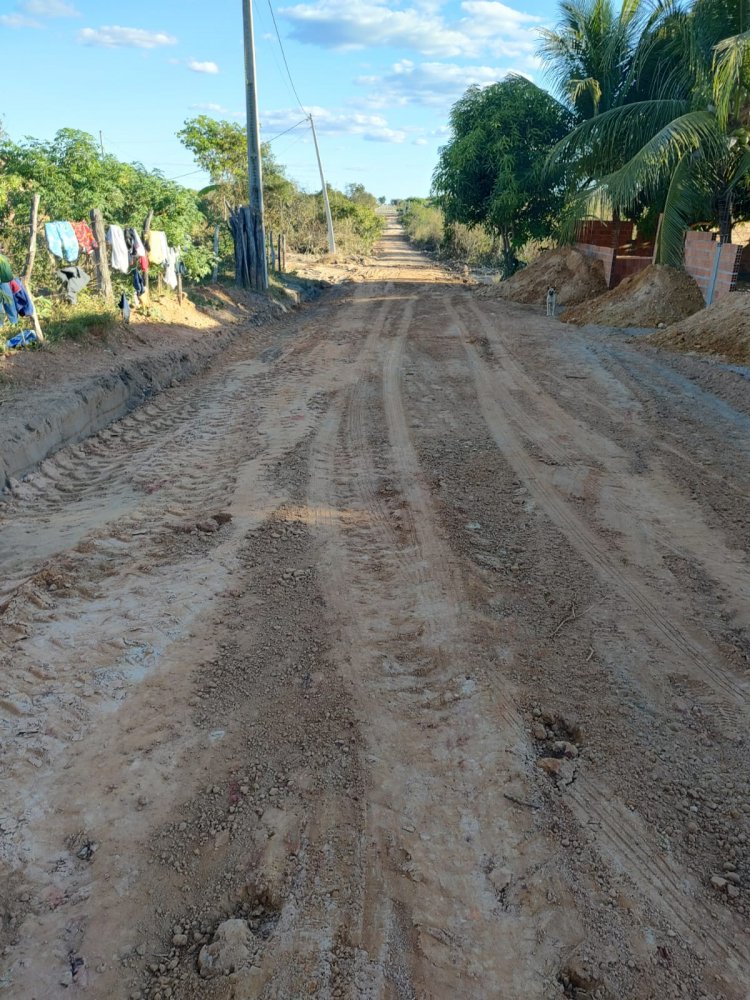 Infraestrutura faz melhoramentos com piçarra em ruas do Cajueiro II e Alto da Cruz