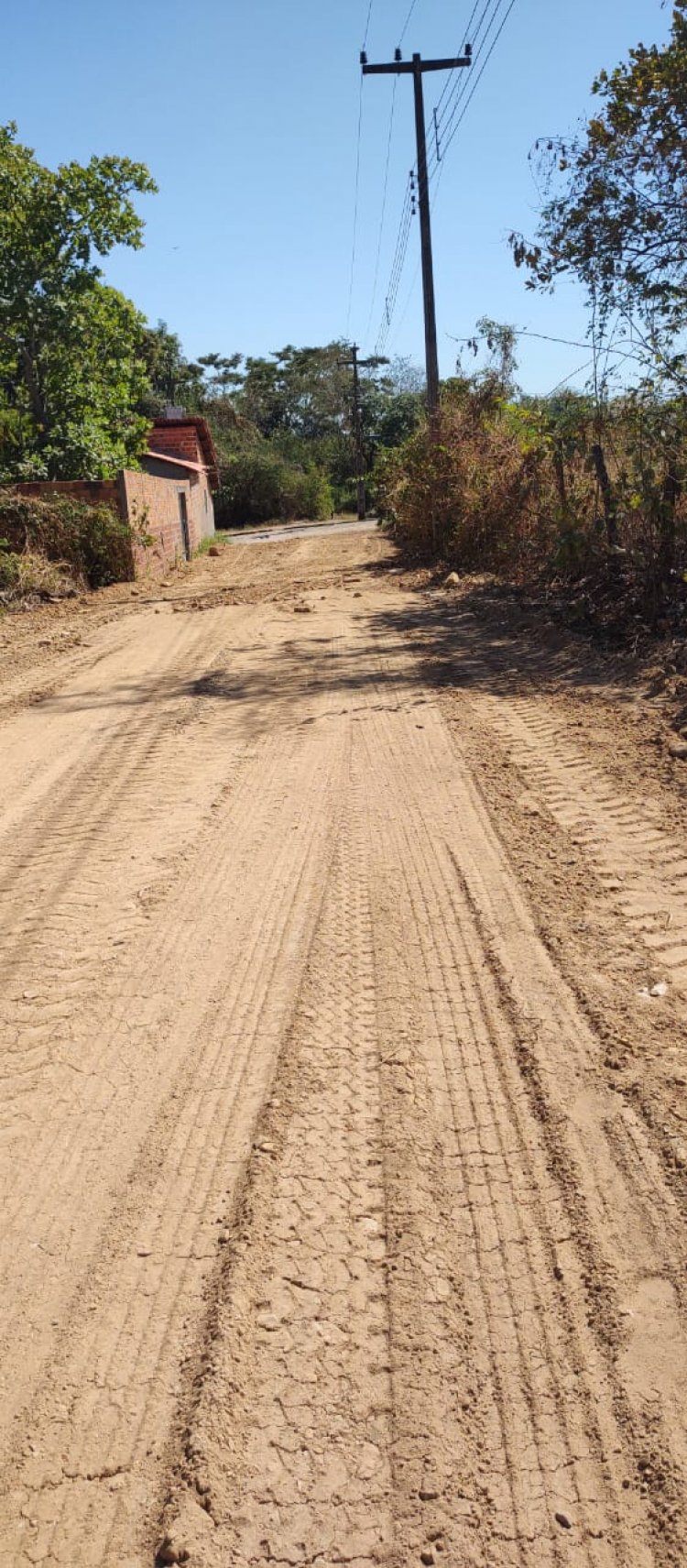 Infraestrutura faz melhoramentos com piçarra em ruas do Cajueiro II e Alto da Cruz