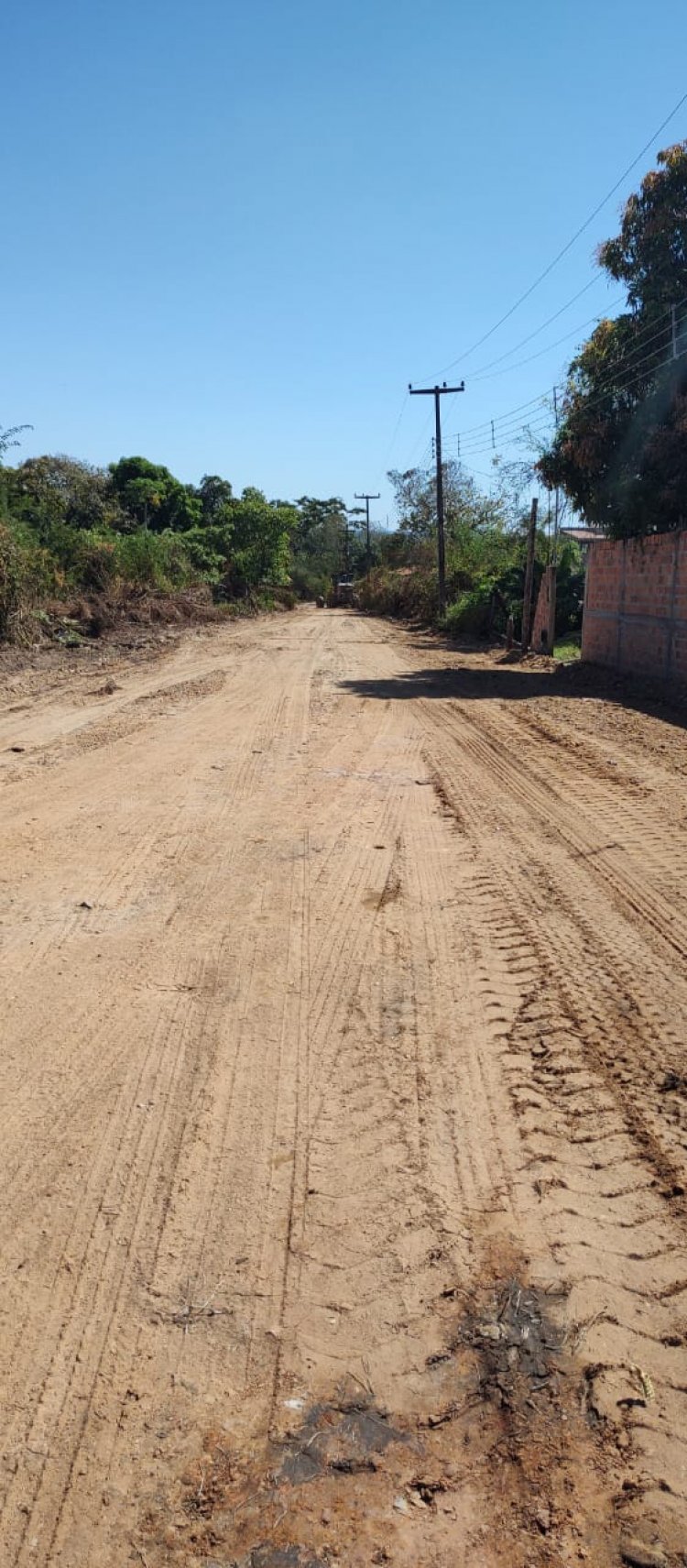 Infraestrutura faz melhoramentos com piçarra em ruas do Cajueiro II e Alto da Cruz