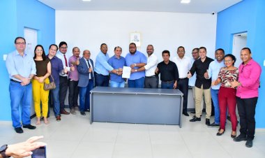 Prefeito Antônio Reis assina ordem de serviço e garante reforma e modernização do Mercado Central