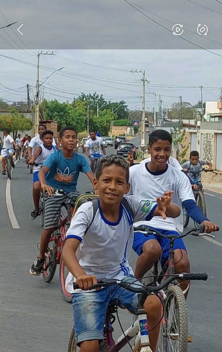 Escola Barjonas Lobão de Floriano comemora dia dos pais e dos estudantes com passeio ciclístico