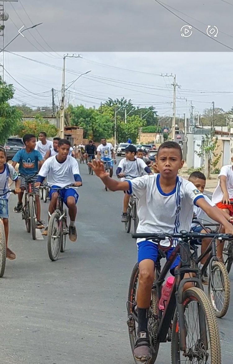 Escola Barjonas Lobão de Floriano comemora dia dos pais e dos estudantes com passeio ciclístico