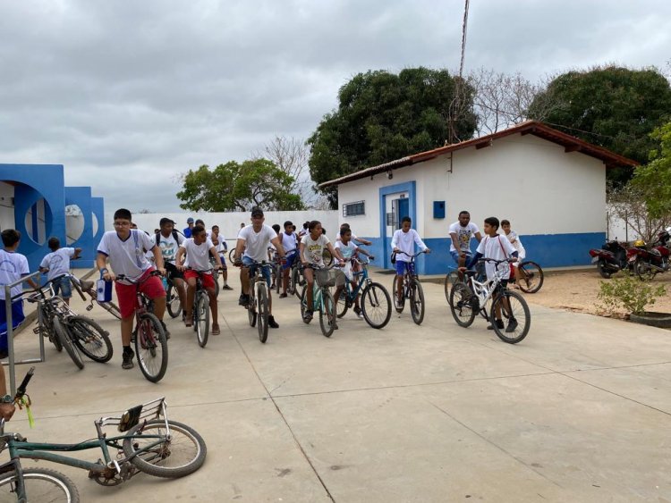 Escola Barjonas Lobão de Floriano comemora dia dos pais e dos estudantes com passeio ciclístico