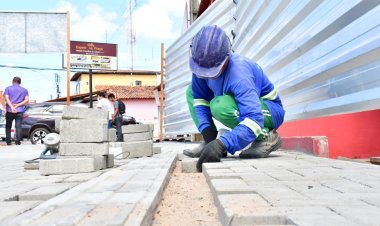 Autoridades municipais de Floriano visitam obra de reforma da Praça da Liberdade
