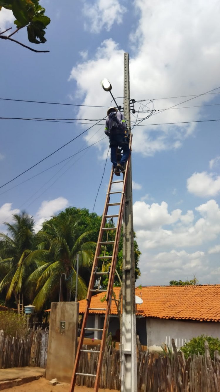 Prefeitura de Floriano faz manutenção na iluminação pública do Distrito Amolar