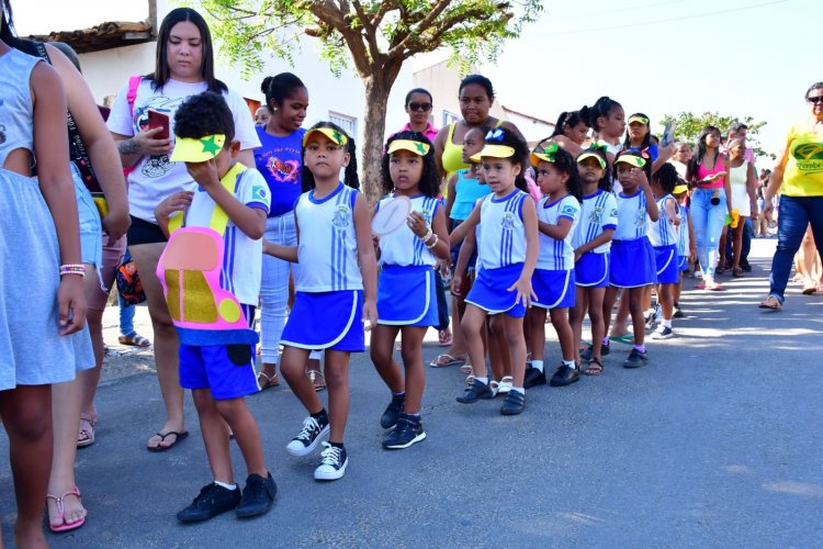 Escolas Municipais de Floriano antecipam o desfile de 7 de setembro