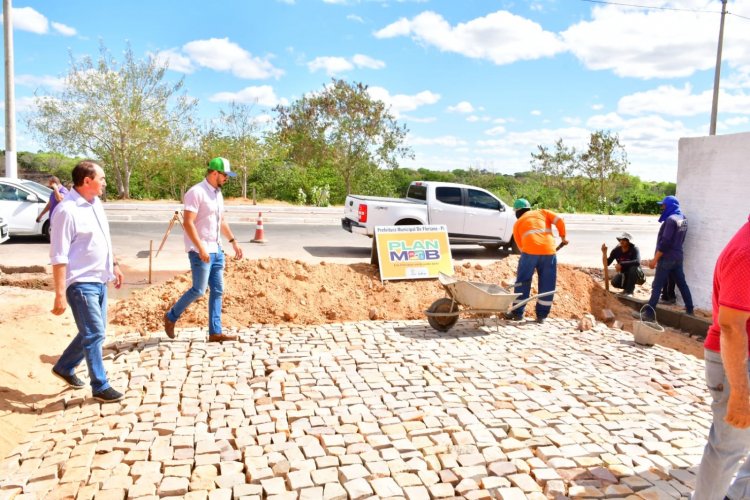 Prefeito Antônio Reis visita obra de calçamento do Projeto PlanMob em Floriano 