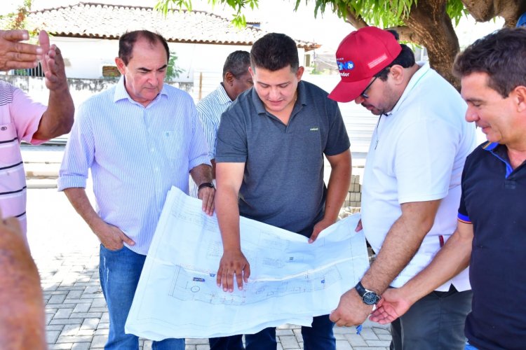 Autoridades municipais de Floriano visitam obra de reforma da Praça da Liberdade