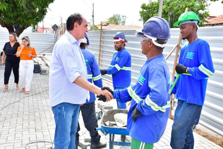 Autoridades municipais de Floriano visitam obra de reforma da Praça da Liberdade