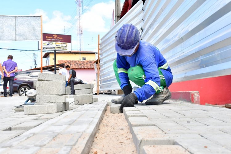 Autoridades municipais de Floriano visitam obra de reforma da Praça da Liberdade